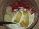 Jogurtov dezert s jahodami a ananasem