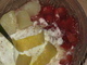 Jogurtov dezert s jahodami a ananasem