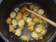 Zapeen brambory s prkem a srem